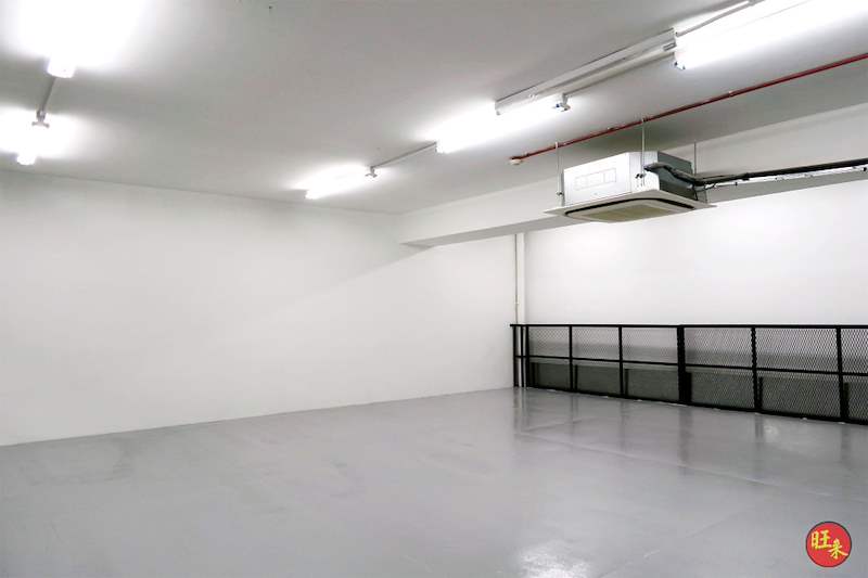 Empty mezzanine deck with a grey coated floor and the mesh balustrade along its edge - Steel mezzanine floor with staircase in a factory unit (OverseaFactory) | Wong Lye, BCA General Builder Class 2, Singapore