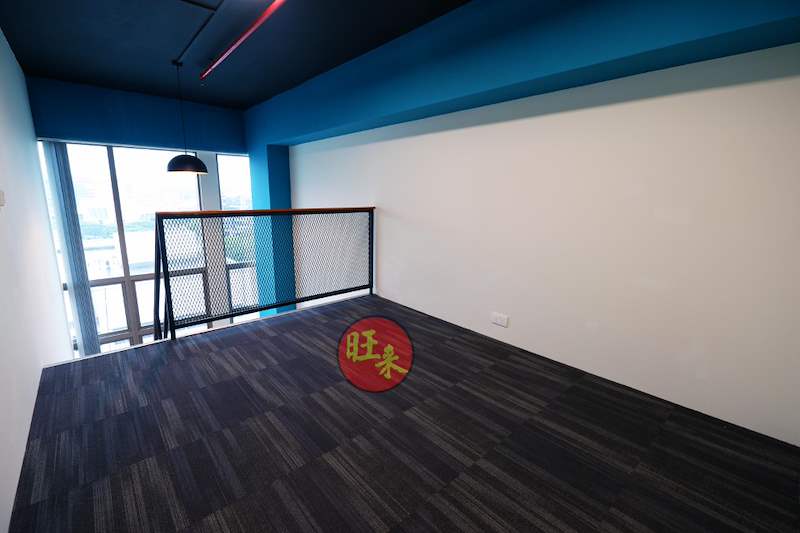Loft level with carpet-tile flooring, mesh railing and a blue painted ceiling - Office loft with a cantilevered steel and timber staircase (HomeOffice) | Wong Lye, BCA General Builder Class 2, Singapore